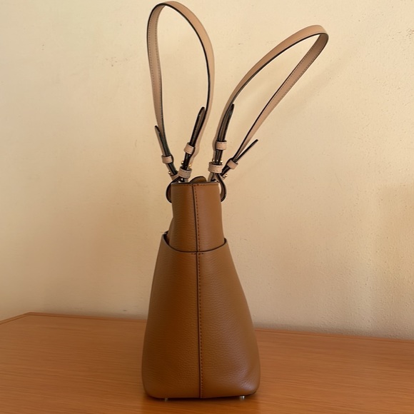 MICHAEL KORS BEDFORD PEBBLE LEATHER POCKET TOTE ACORN/GOLD - Picture 6 of 14